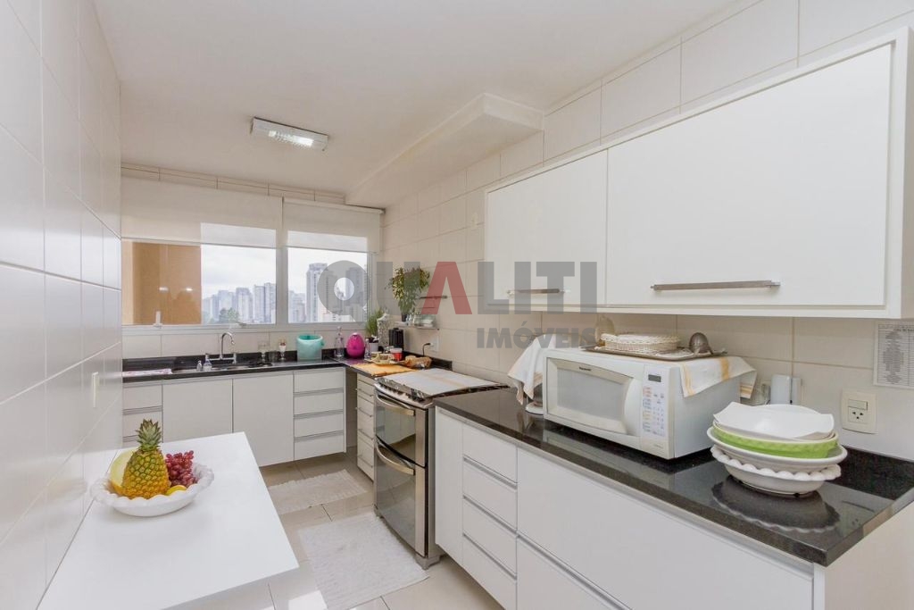 Apartamento impecável para venda no Campo Belo com 3 suítes, 180 m², 3 vagas, terraço gourmet, condomínio clube e baixa taxa de condomínio.