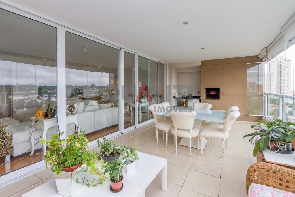 Apartamento impecável para venda no Campo Belo com 3 suítes, 180 m², 3 vagas, terraço gourmet, condomínio clube e baixa taxa de condomínio.