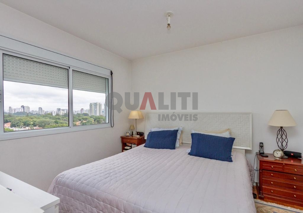 Apartamento impecável para venda no Campo Belo com 3 suítes, 180 m², 3 vagas, terraço gourmet, condomínio clube e baixa taxa de condomínio.