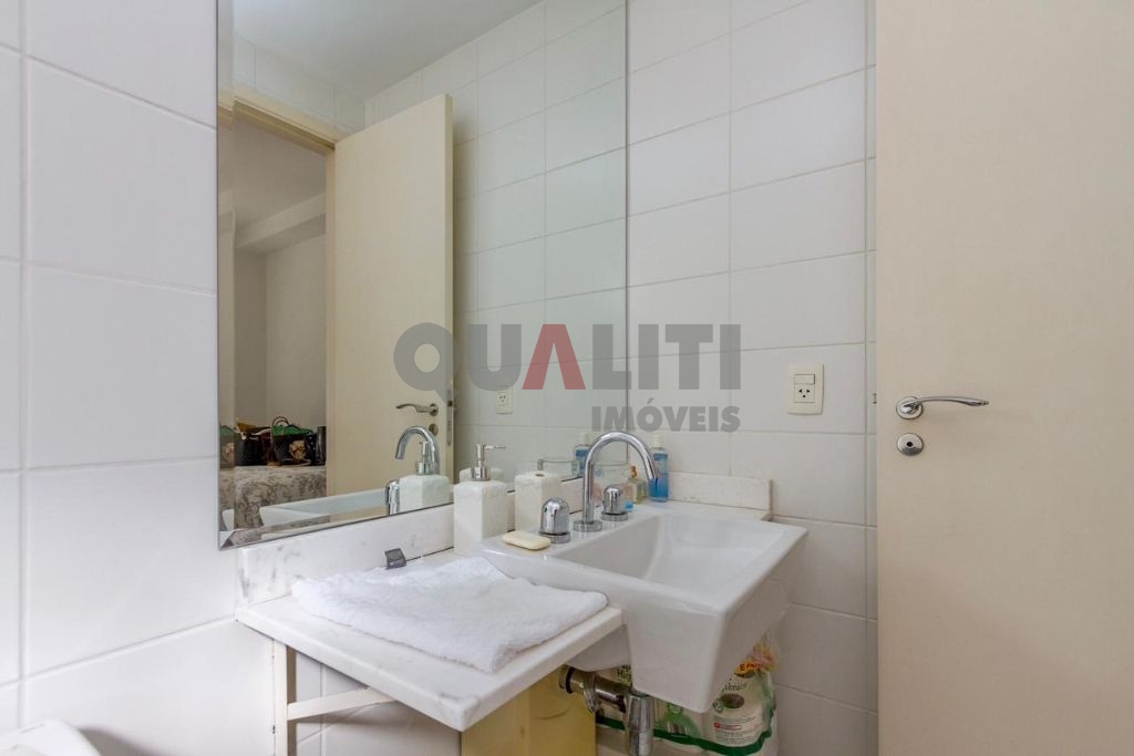 Apartamento impecável para venda no Campo Belo com 3 suítes, 180 m², 3 vagas, terraço gourmet, condomínio clube e baixa taxa de condomínio.