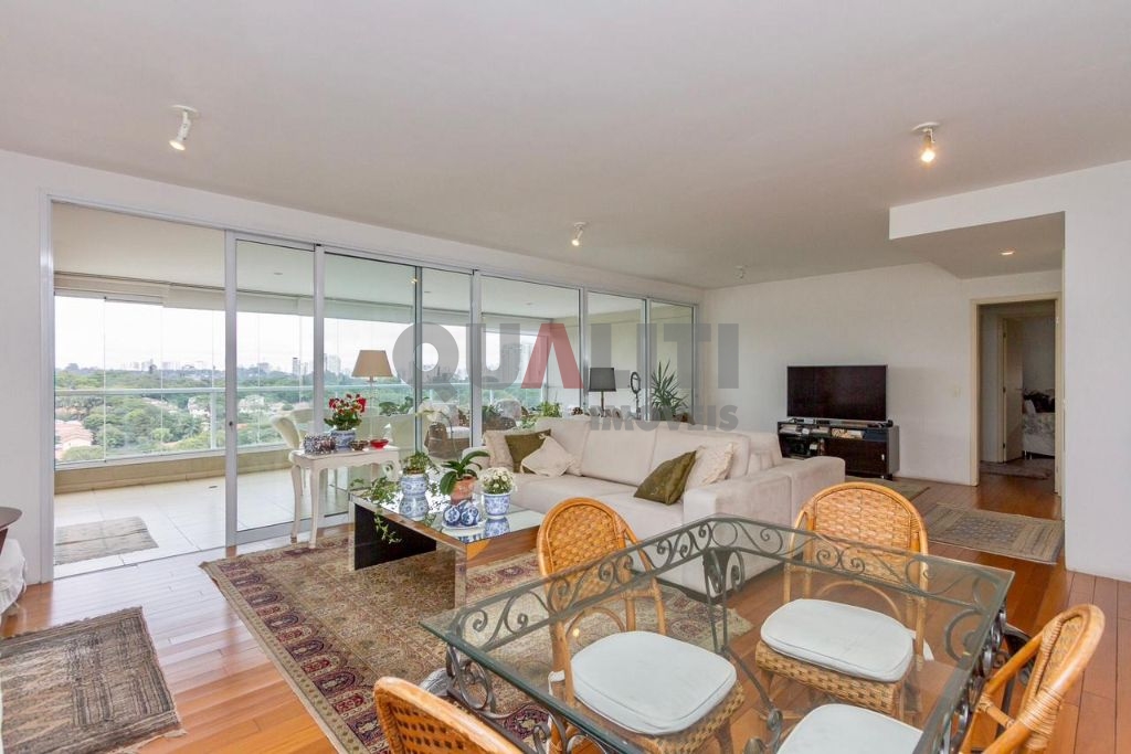 Apartamento impecável para venda no Campo Belo com 3 suítes, 180 m², 3 vagas, terraço gourmet, condomínio clube e baixa taxa de condomínio.