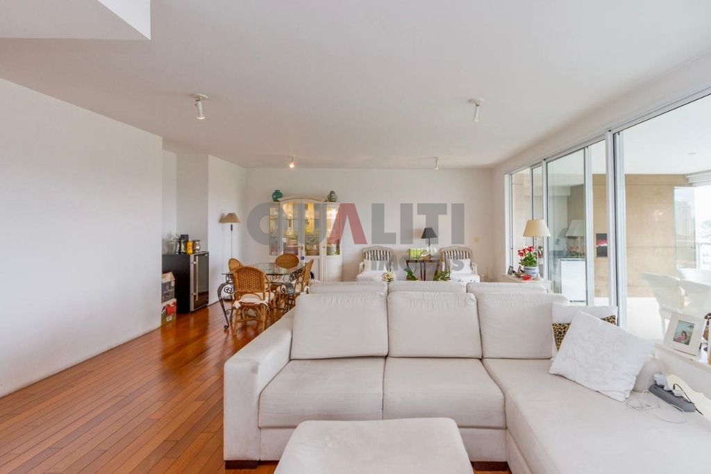 Apartamento impecável para venda no Campo Belo com 3 suítes, 180 m², 3 vagas, terraço gourmet, condomínio clube e baixa taxa de condomínio.