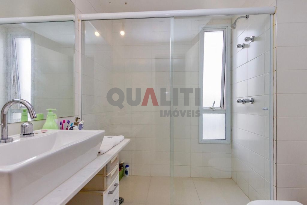 Apartamento impecável para venda no Campo Belo com 3 suítes, 180 m², 3 vagas, terraço gourmet, condomínio clube e baixa taxa de condomínio.