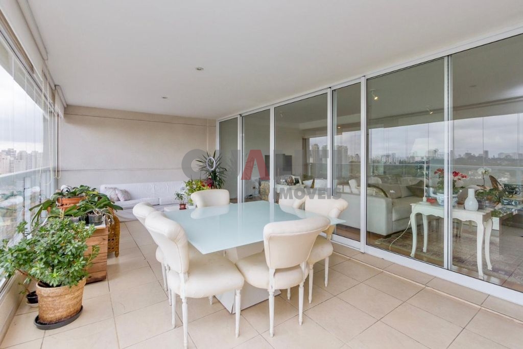 Apartamento impecável para venda no Campo Belo com 3 suítes, 180 m², 3 vagas, terraço gourmet, condomínio clube e baixa taxa de condomínio.