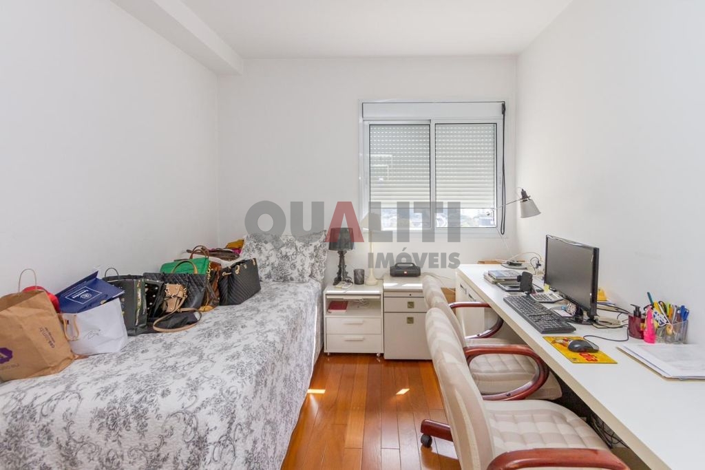 Apartamento impecável para venda no Campo Belo com 3 suítes, 180 m², 3 vagas, terraço gourmet, condomínio clube e baixa taxa de condomínio.