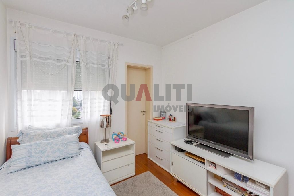 Apartamento impecável para venda no Campo Belo com 3 suítes, 180 m², 3 vagas, terraço gourmet, condomínio clube e baixa taxa de condomínio.