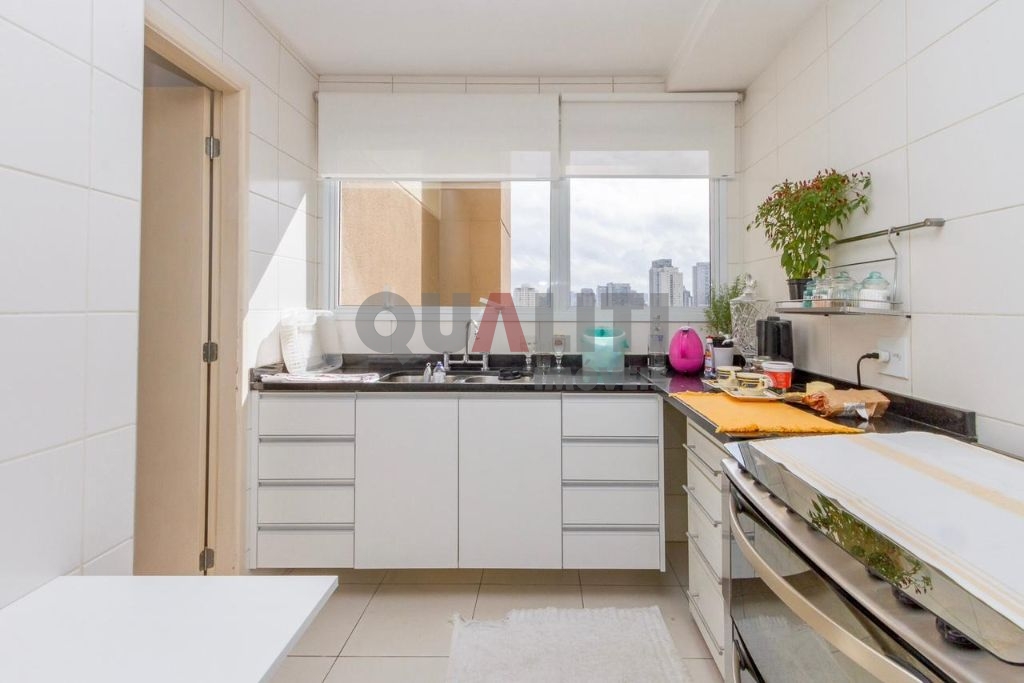 Apartamento impecável para venda no Campo Belo com 3 suítes, 180 m², 3 vagas, terraço gourmet, condomínio clube e baixa taxa de condomínio.