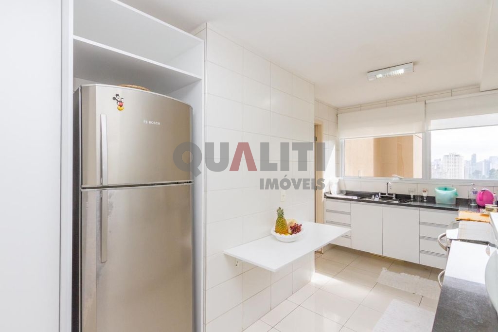 Apartamento impecável para venda no Campo Belo com 3 suítes, 180 m², 3 vagas, terraço gourmet, condomínio clube e baixa taxa de condomínio.