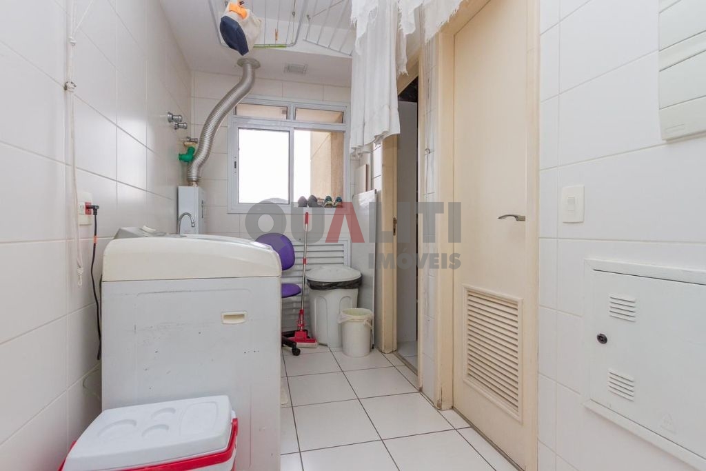 Apartamento impecável para venda no Campo Belo com 3 suítes, 180 m², 3 vagas, terraço gourmet, condomínio clube e baixa taxa de condomínio.