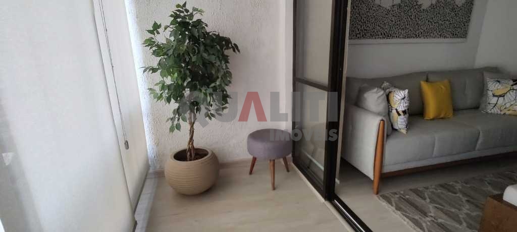 Apartamento em Moema para Venda reformado com 1 suíte, closet e 2 garagens