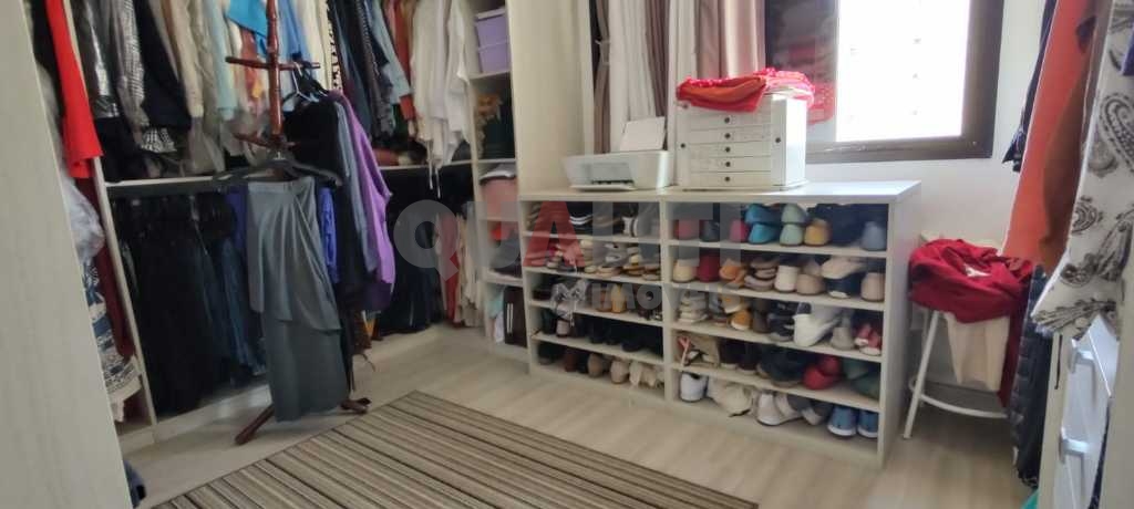 Apartamento em Moema para Venda reformado com 1 suíte, closet e 2 garagens