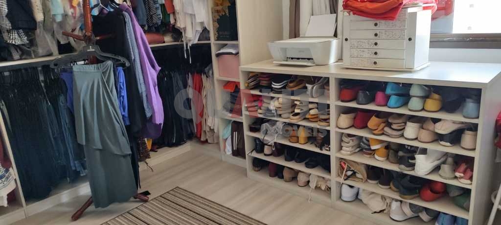 Apartamento em Moema para Venda reformado com 1 suíte, closet e 2 garagens