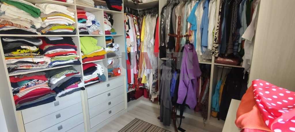Apartamento em Moema para Venda reformado com 1 suíte, closet e 2 garagens