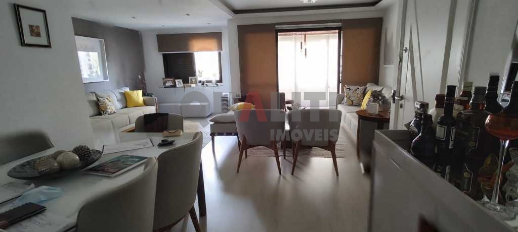 Apartamento em Moema para Venda reformado com 1 suíte, closet e 2 garagens