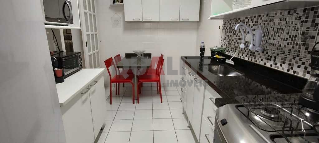 Apartamento em Moema para Venda reformado com 1 suíte, closet e 2 garagens