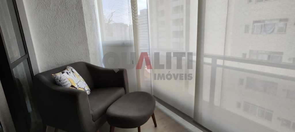 Apartamento em Moema para Venda reformado com 1 suíte, closet e 2 garagens
