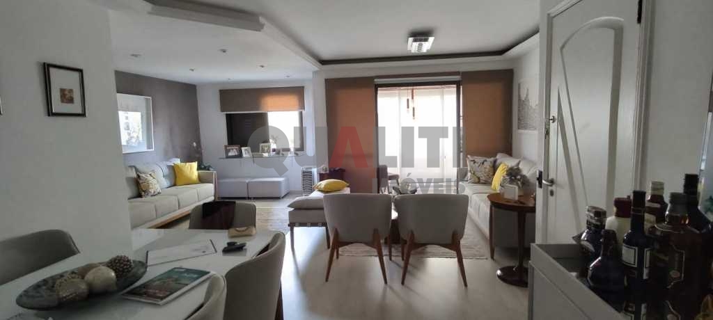 Apartamento em Moema para Venda reformado com 1 suíte, closet e 2 garagens