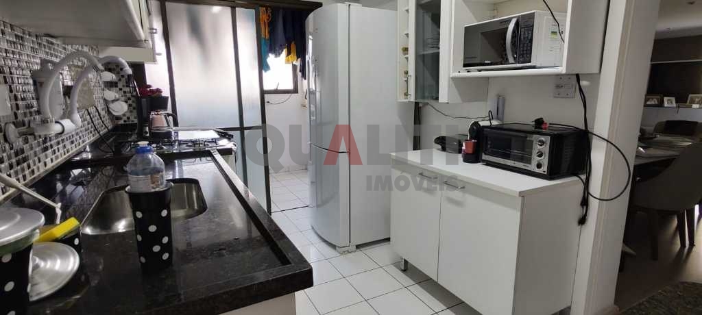Apartamento em Moema para Venda reformado com 1 suíte, closet e 2 garagens