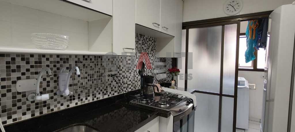 Apartamento em Moema para Venda reformado com 1 suíte, closet e 2 garagens