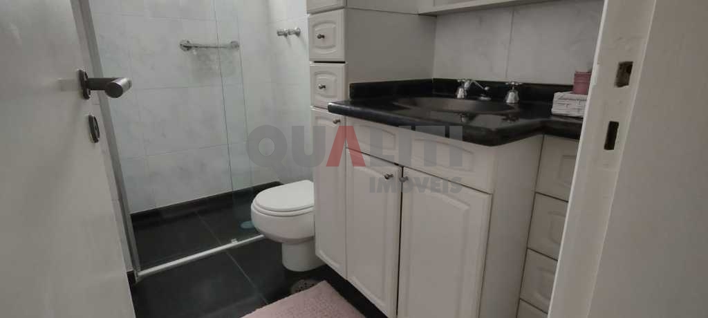 Apartamento em Moema para Venda reformado com 1 suíte, closet e 2 garagens