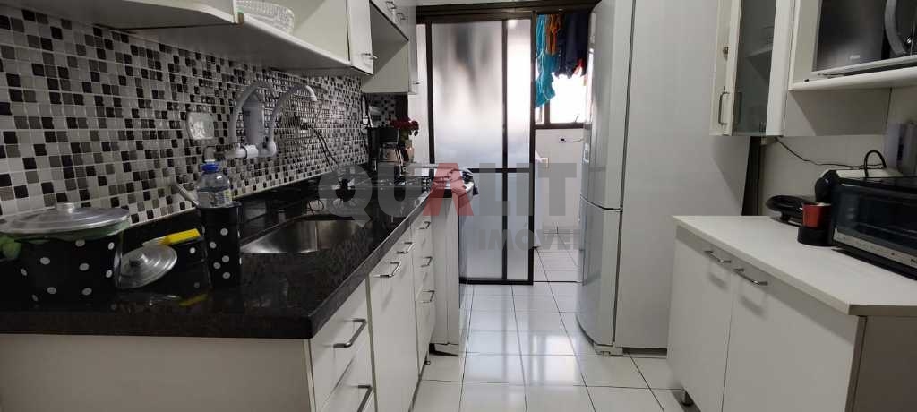 Apartamento em Moema para Venda reformado com 1 suíte, closet e 2 garagens