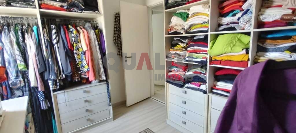 Apartamento em Moema para Venda reformado com 1 suíte, closet e 2 garagens