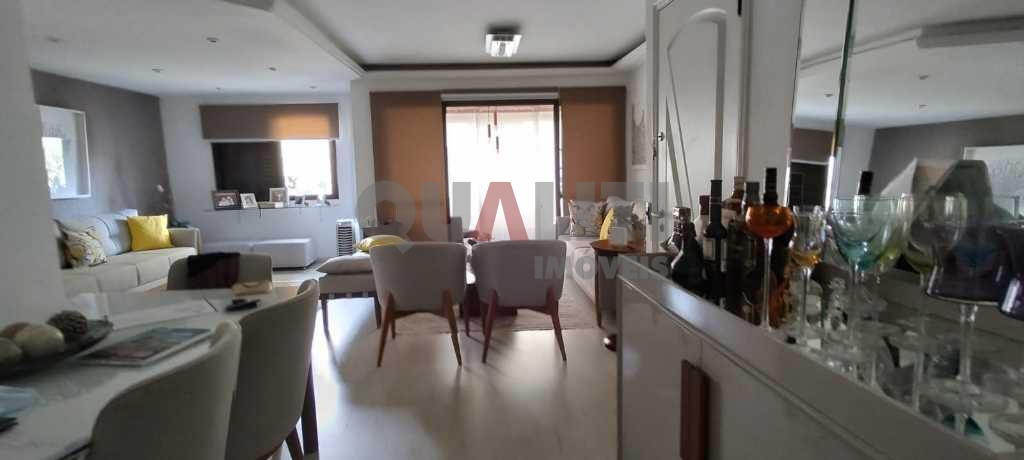 Apartamento em Moema para Venda reformado com 1 suíte, closet e 2 garagens