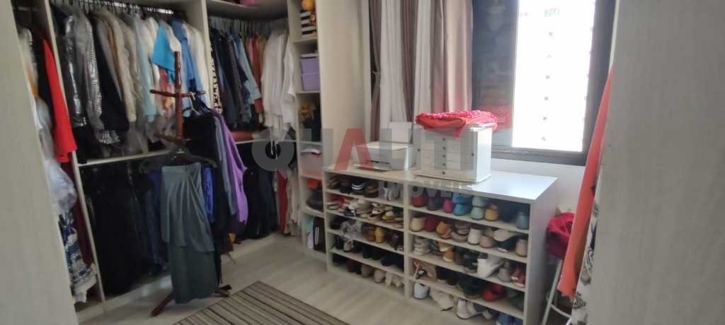 Apartamento em Moema para Venda reformado com 1 suíte, closet e 2 garagens