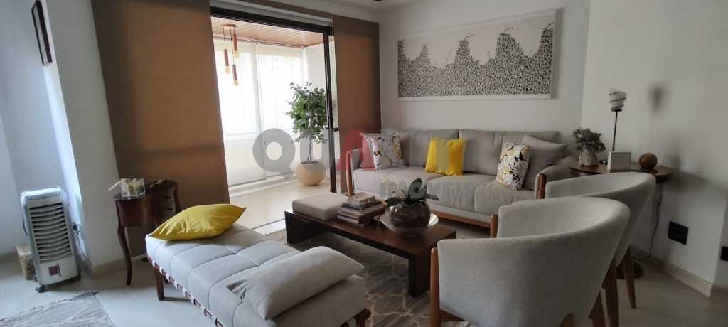 Apartamento em Moema para Venda reformado com 1 suíte, closet e 2 garagens