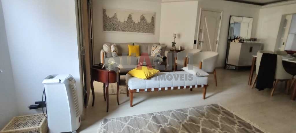 Apartamento em Moema para Venda reformado com 1 suíte, closet e 2 garagens