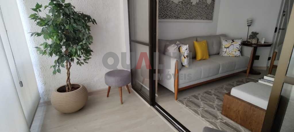 Apartamento em Moema para Venda reformado com 1 suíte, closet e 2 garagens