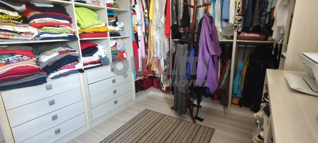 Apartamento em Moema para Venda reformado com 1 suíte, closet e 2 garagens