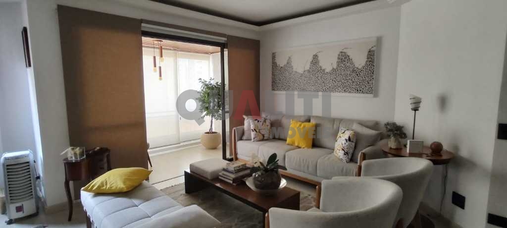 Apartamento em Moema para Venda reformado com 1 suíte, closet e 2 garagens
