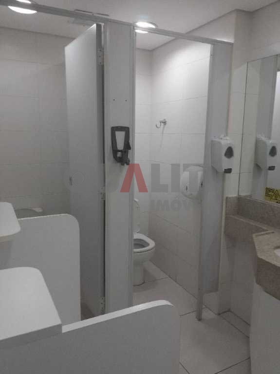 Sala Conjunto Comercial à Venda e ou Locação com 121,52 m², com 4 conjuntos, 4 banheiros e 4 vagas na região Jardim Paulista.