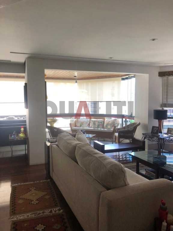 Apartamento à venda no Itaim Bibi, 181 m², com 4 dormitórios, 3 suítes, 3 vagas de garagem.