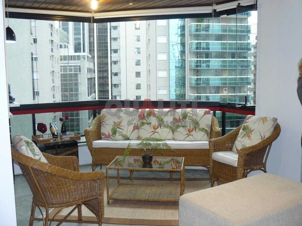 Apartamento à venda no Itaim Bibi, 181 m², com 4 dormitórios, 3 suítes, 3 vagas de garagem.