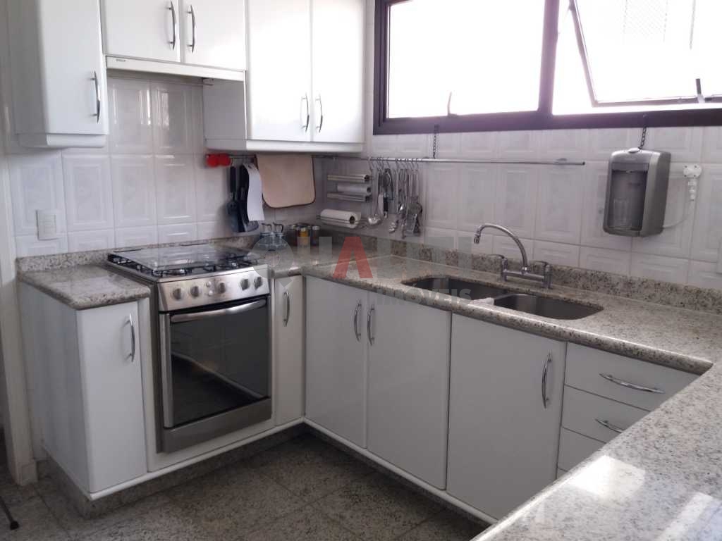 Apartamento à venda em Moema, 4 dormitórios, 3 suítes, 4 vagas demarcadas, depósito