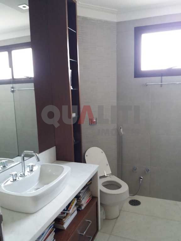 Apartamento à venda em Moema, 4 dormitórios, 3 suítes, 4 vagas demarcadas, depósito