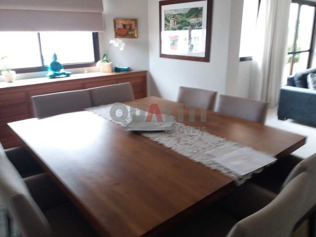 Apartamento à venda em Moema, 4 dormitórios, 3 suítes, 4 vagas demarcadas, depósito