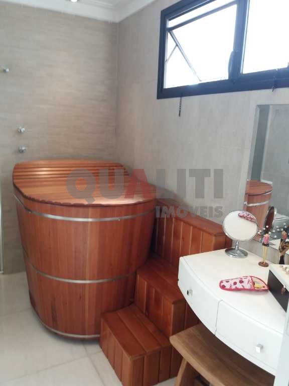 Apartamento à venda em Moema, 4 dormitórios, 3 suítes, 4 vagas demarcadas, depósito