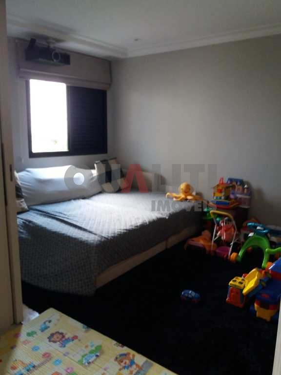 Apartamento à venda em Moema, 4 dormitórios, 3 suítes, 4 vagas demarcadas, depósito
