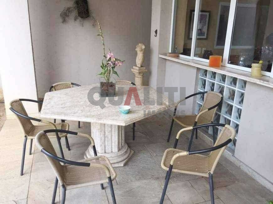 Casa com 6 Quartos e 4 banheiros à Venda em Moema