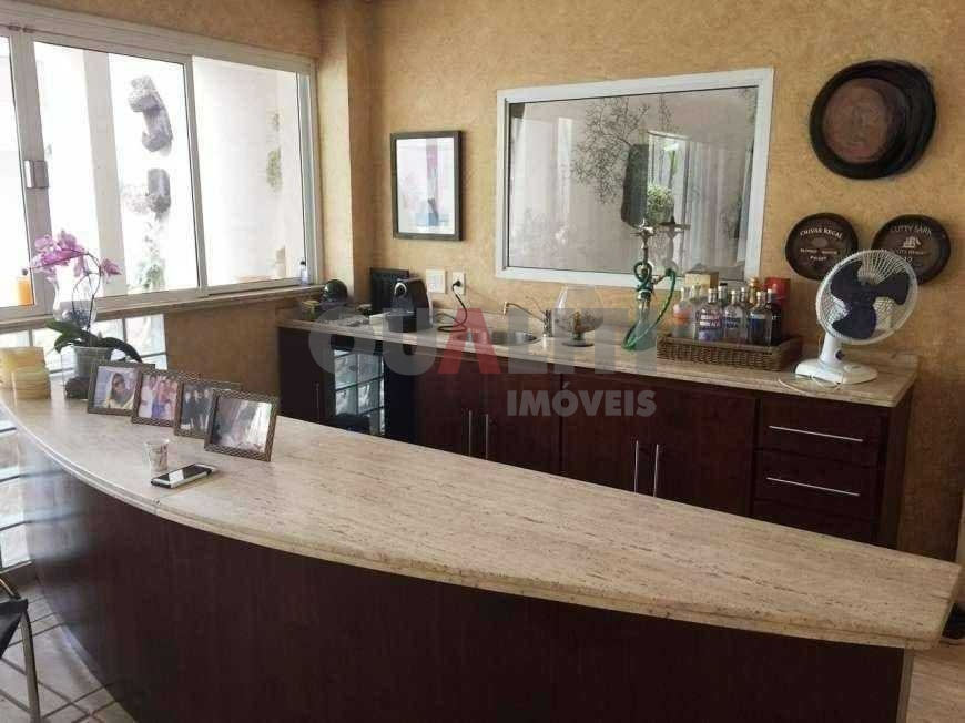 Casa com 6 Quartos e 4 banheiros à Venda em Moema