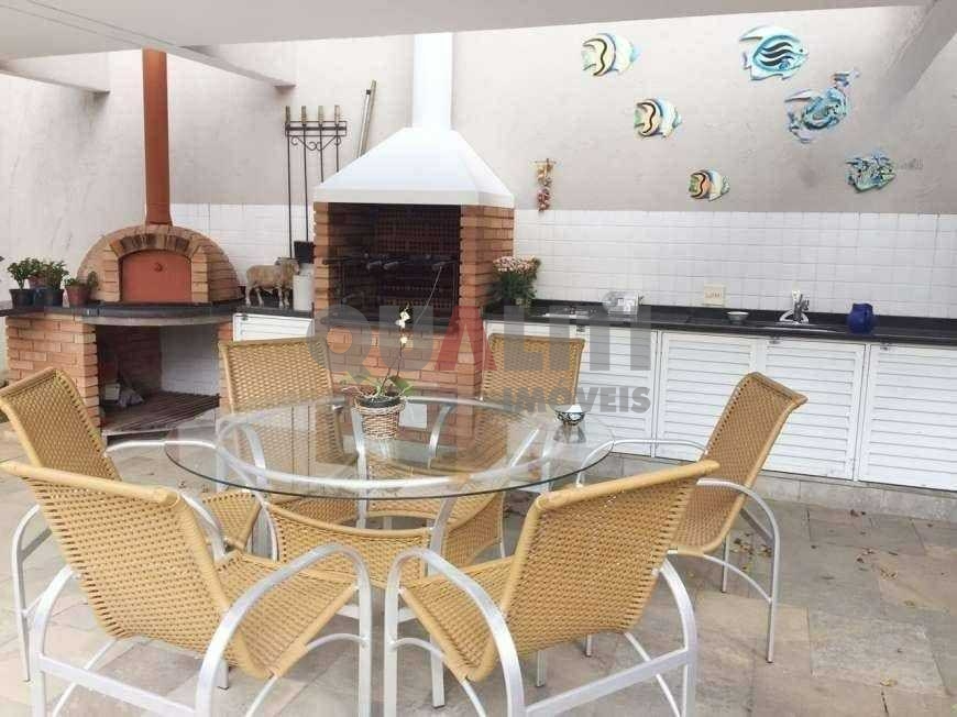 Casa com 6 Quartos e 4 banheiros à Venda em Moema