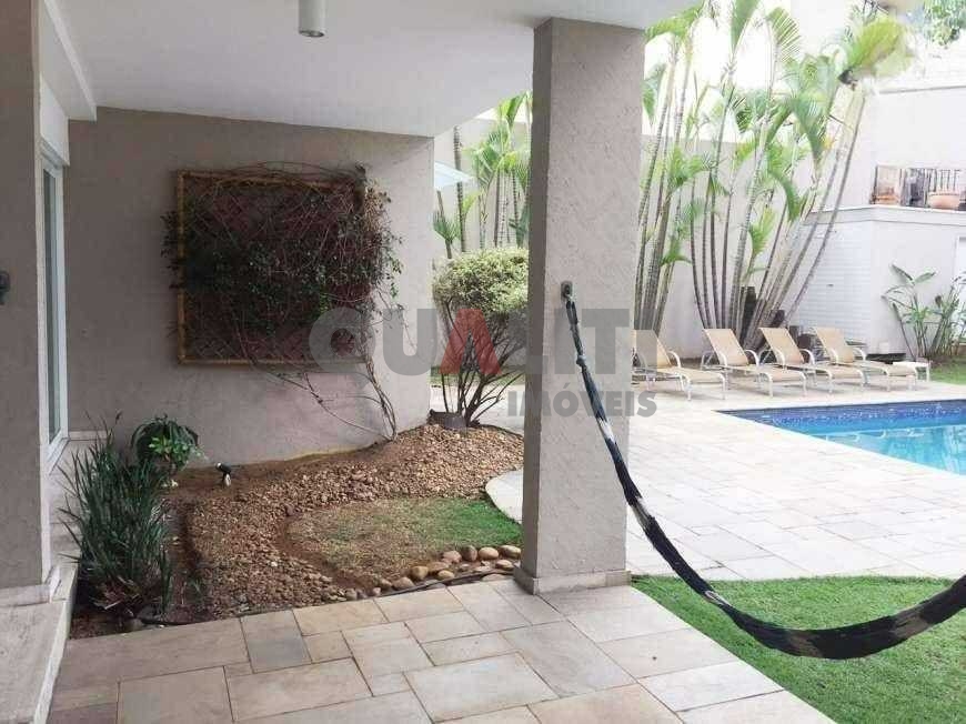 Casa com 6 Quartos e 4 banheiros à Venda em Moema
