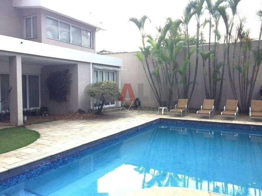 Casa com 6 Quartos e 4 banheiros à Venda em Moema