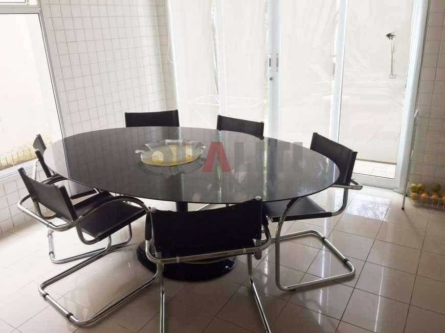 Casa com 6 Quartos e 4 banheiros à Venda em Moema