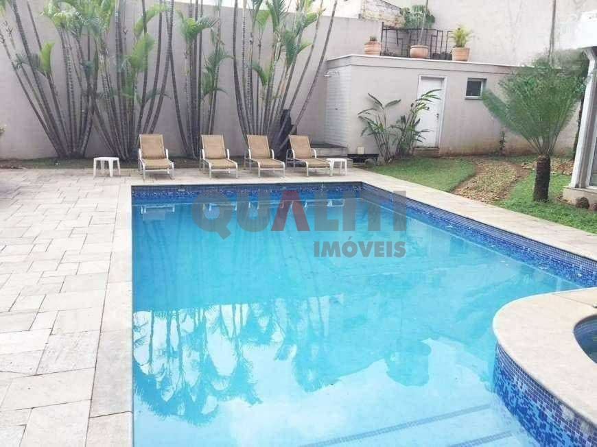 Casa com 6 Quartos e 4 banheiros à Venda em Moema