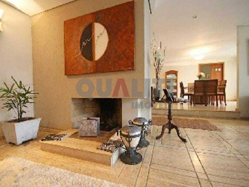 Casa com 6 Quartos e 4 banheiros à Venda em Moema