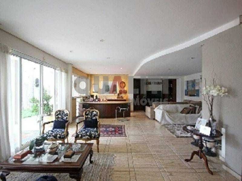 Casa com 6 Quartos e 4 banheiros à Venda em Moema
